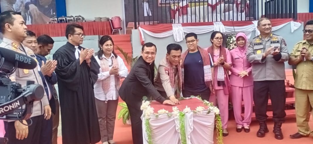 Ephorus HKBP Pdt Dr Robinson Butarbutar bersama Kapolda Sumut Irjen Pol RZ Panca Putra Simanjuntak membunyikan sirine peresmian Lapangan Sepak Bola Seminarium HKBP Sipoholon, Selasa (11/7/2023). (Dok/Humas Polres Tapanuli Utara)