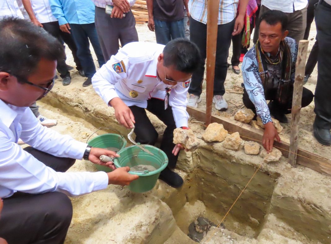 Wakil Bupati Humbahas Dr Oloan Paniaran Nababan SH MH meletakkan batu pertama pembangunan Unit Sekolah Baru SMA Negeri 3 Lintongnihuta disaksikan Kadis Pendidikan Sumut Dr Asren Nasution dan undangan lainnya di Desa Nagasaribu II, Rabu (12/7/2023).