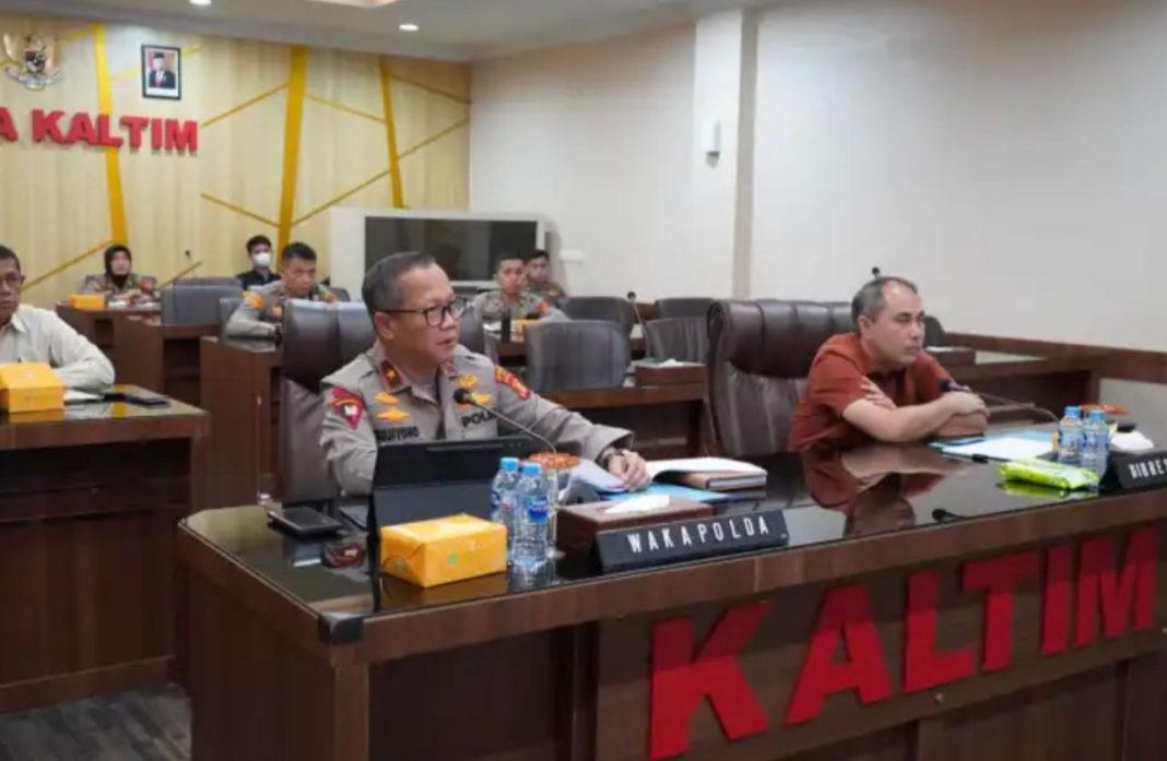 Wakapolda Kaltim Brigjen Pol Drs Mujiyono SH MHum didampingi Dir Reskrimum Polda Kaltim Kombes Pol Kristiaji SIK memimpin kegiatan zoom meeting anev hasil pelaksanaan penegakan kasus TPPO, bertempat di ruang rapat Kapolda Kaltim, Kamis (13/7/2023).