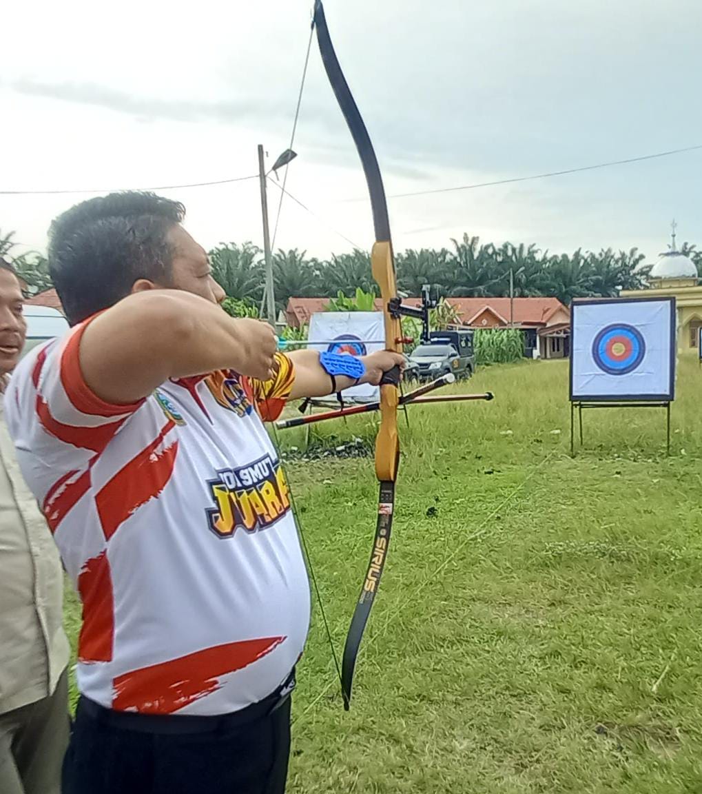 Pj Wali Kota Tebingtinggi Drs Syarmadani MSi memanah disela-sela meninjau pelatihan atlit panahan di Jalan Letda Sujono, Kecamatan Bajenis, Rabu (12/7/2023).