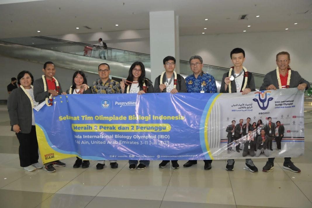 Staf Ahli Mendikbudristek Bidang Manajemen Talenta, Tatang Muttaqin foto bersama usai menyambut kedatangan para siswa yang mengharumkan nama Indonesia tersebut di Terminal 3 Bandara Soekarno Hatta. (Dok/Kemendikbudristek RI)