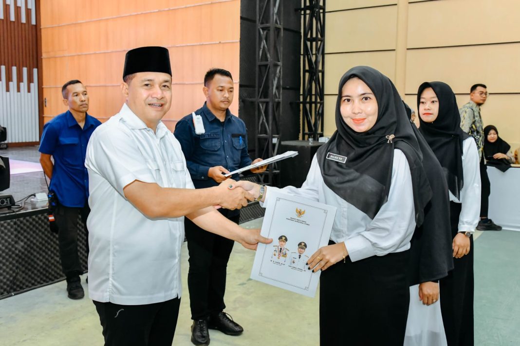 Bupati Batubara Ir H Zahir MAP menyerahkan SK pengangkatan tersebut digelar di Pendopo Perjuangan, Desa Empat Negeri, Kecamatan Datuk Lima Puluh, Kamis (13/7/2023). (Dok/Kominfo Batubara)