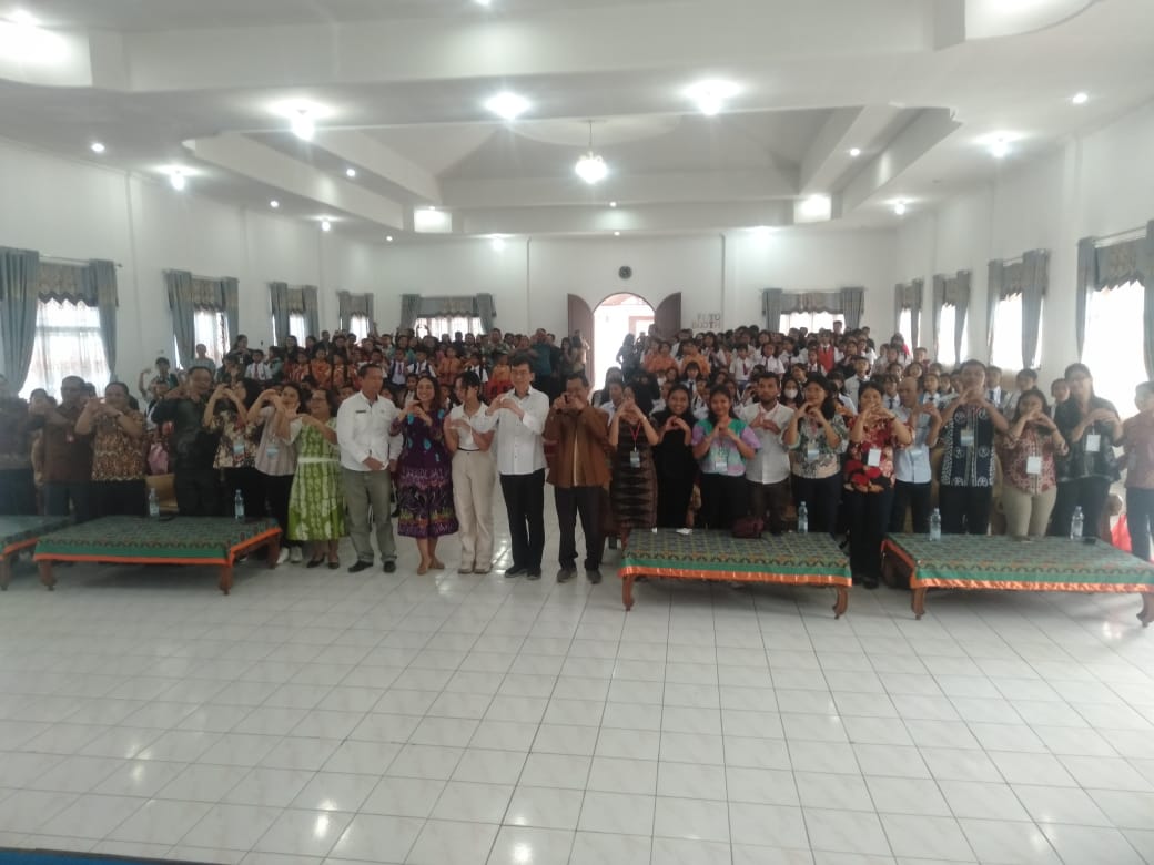 Pemkab Humbahas dan peserta kegiatan Pelatihan Matematika Gasing foto bersama dengan Prof Yohanes Surya dan tim pengajar Yayasan Teknologi Indonesia Maju di Aula Perkantoran Huta Mas, Tano Tubu, Kecamatan Dolok Sanggul, Kamis (13/7/2023).