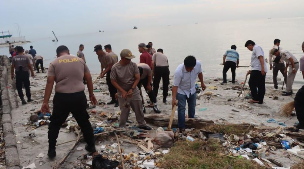 Polres Pelabuhan Belawan dan warga peduli lingkungan membersihkan areal perairan Gabion Belawan, yang tercemar berbagai jenis sampah plastik, Kamis (13/7/2023). (Dok/Polres Belawan)