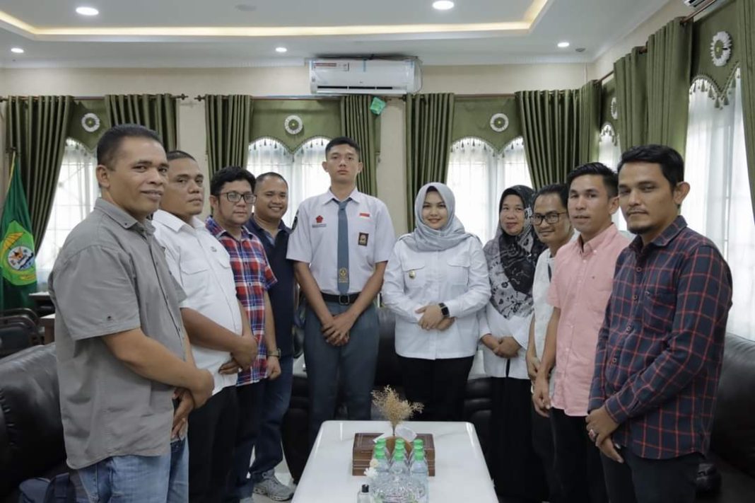 Nabil Arya Barata Lubis (tengah) berfoto bersama dengan Wakil Bupati Madina Atika Azmi Utammi saat pelepasan untuk mengikuti pemusatan latihan Paskibra tingkat nasional tahun 2023, Rabu, (12/7/2023). (Dok/Kominfo Madina)