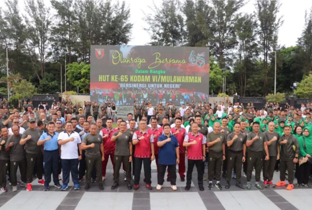 Kapolda Kaltim Irjen Pol Drs Imam Sugianto MSi menghadiri olahraga bersama senam aerobik dan jalan sehat yang diselenggarakan dalam rangka perayaan HUT ke 65 Kodam VI/Mulawarman, di Lapangan Makodam VI/Mlw, Jumat (14/7/2023).