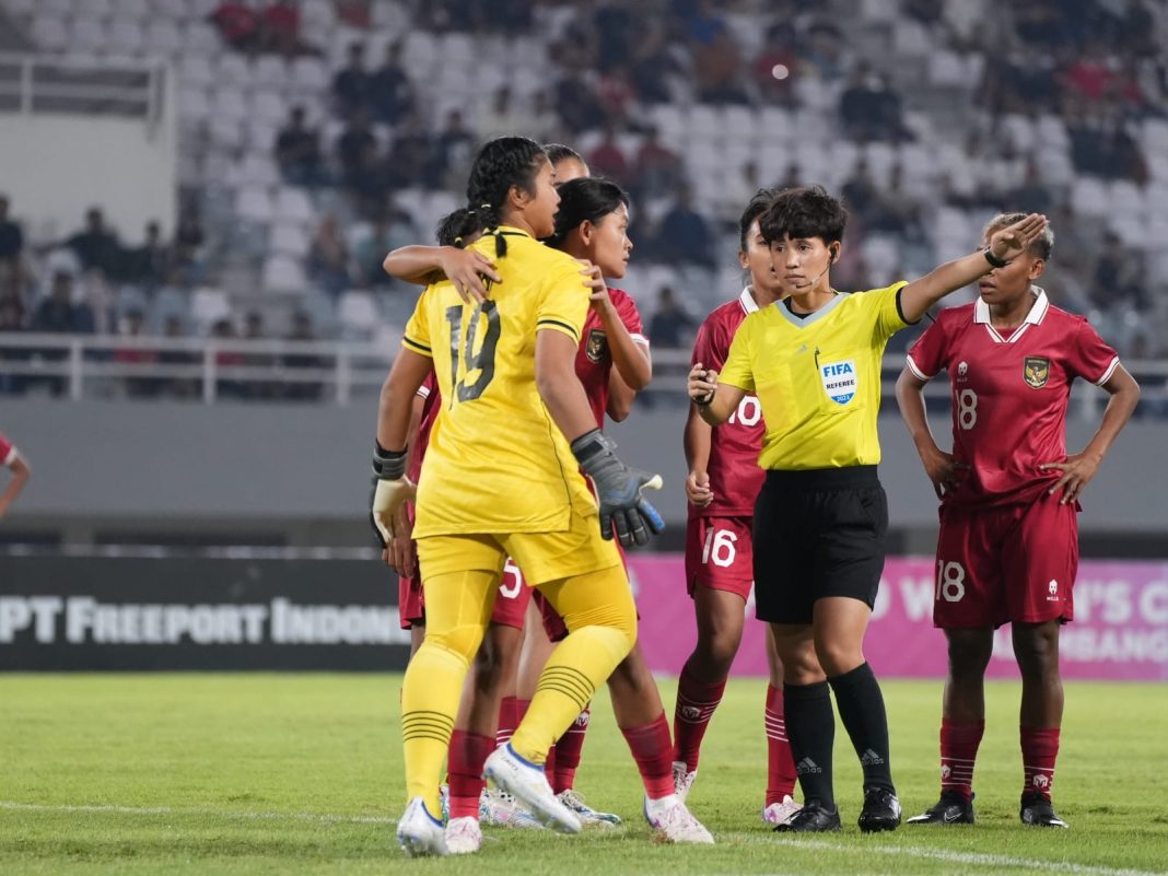 Langkah Indonesia untuk menjadi kampiun di kejuaraan AFF U-19 Women's Championship 2023 harus terhenti di babak semifinal, itu setelah mereka kalah oleh Thailand 1-7, pada laga yang berlangsung di Stadion Gelora Sriwijaya Jakabaring, Palembang, Kamis (13/7/2023). (Dok/PSSI)