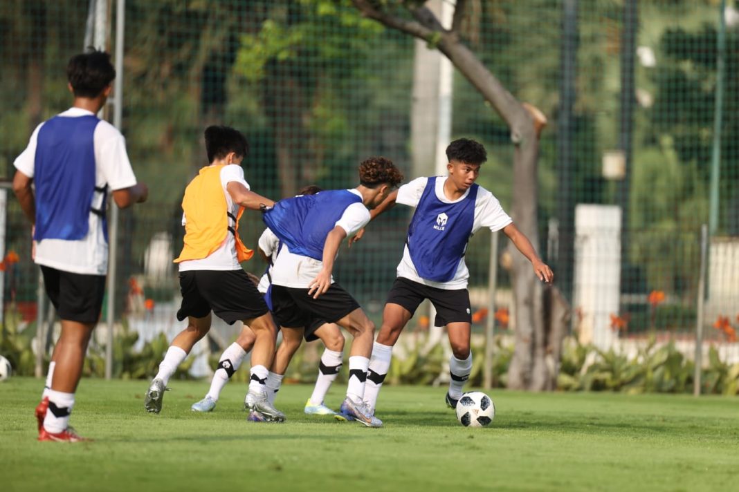 Tim U-17 Indonesia memulai latihan di lapangan ABC Senayan, Jakarta, Kamis (13/7/2203). Latihan dipimpin pelatih Bima Sakti. (Dok/PSSI)