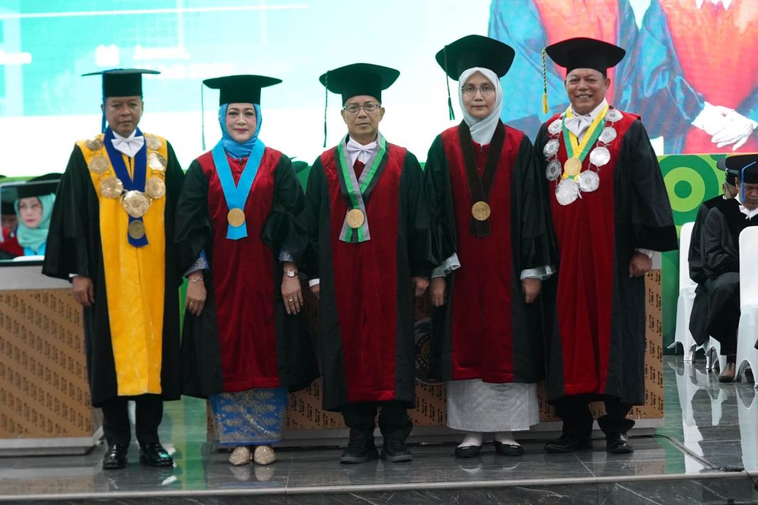 Tiga Guru Besar USU dikukuhkan di Auditorium, Jumat (14/7/2023), ketiga Guru Besar yang dikukuhkan foto bersama Rektor USU Prof Dr Muryanto Amin SSos MSi. (Dok/USU)