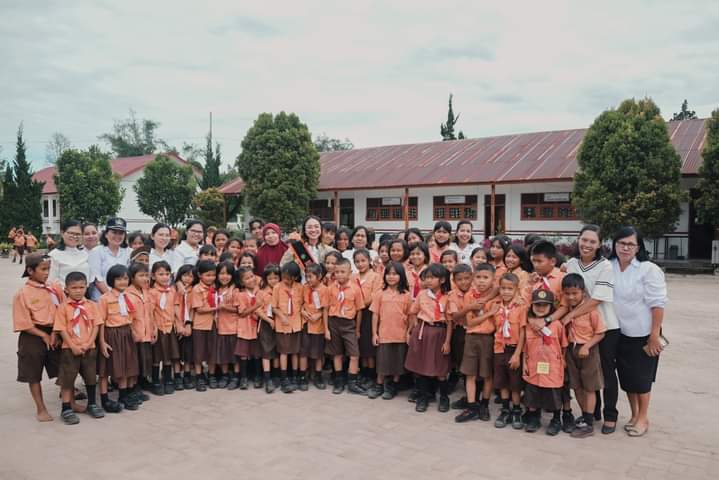 Bunda PAUD Humbahas Ny Lidia Dosmar Banjarnahor didampingi Kabid Pembinaan PAUD dan PNF Rosita Gultom foto bersama dengan para guru dan peserta didik baru, di SD Negeri 177056, Kecamatan Doloksanggul, Kamis (13/7/2023). (Dok/Kominfo Humbahas)