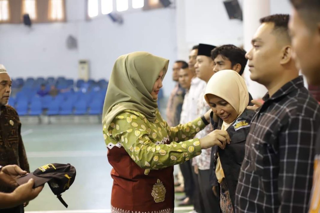 16 Desa Bersinar saat dikukuhkan Wabup Madina Atika Azmi Utammi Nasution di Gedung Serbaguna H Amru Daulay, Desa Parbangunan, Kamis, (13/7/2023). (Dok/Kominfo Madina)