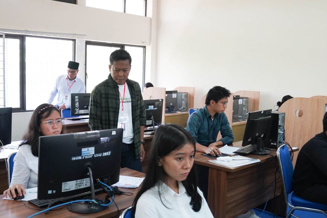 Rektor USU Prof Dr Muryanto Amin SSos MSi meninjau pelaksanaan Ujian Tulis Berbasis Komputer untuk jalur SMM 2023 hari pertama, Sabtu (15/7/2023). (Dok/USU).