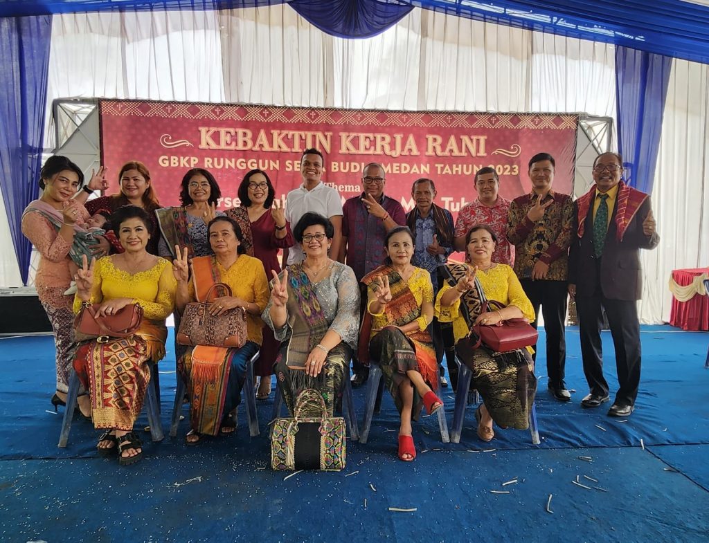 Sejumlah jemaat GBKP Runggun Setia Budi, Klasis Medan Kampung Lalang, foto bersama di acara kerja rani (pesta panen), Jalan Setia Budi Medan.