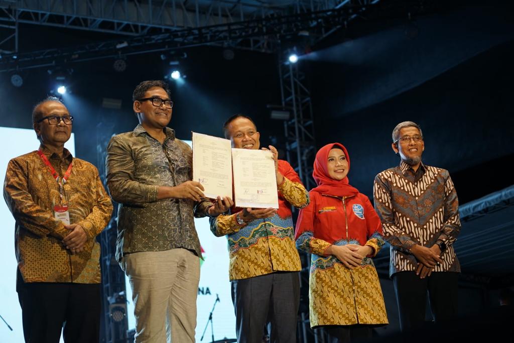 Foto bersama selepas penandatangan nota kesepakatan beasiswa di gelaran Kebumen International Expo tahun kedua, Senin (17/6/2023). (Dok/Humas UPER)