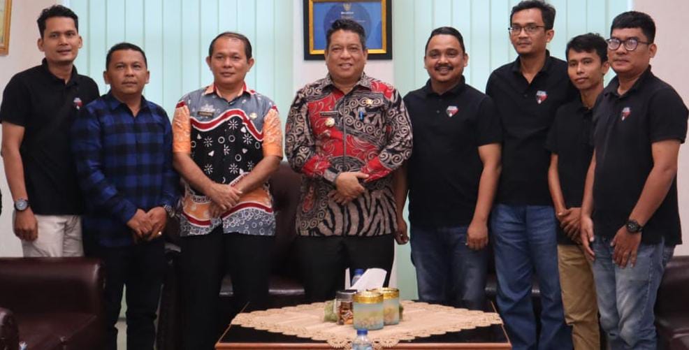 Pj Wali Kota Tebingtinggi Drs Syarmadani MSi didampingi Kadispora Syahdama Yanto AP, Plt Kabag Protokol Faisal Ahmad foto bersama dengan panitia turnamen futsal friendship 2023 di Ruang Kerja Wali Kota, Gedung Wali Kota lantai IV, Jumat (14/7/2023). (Dok/Kominfo Tebingtinggi)