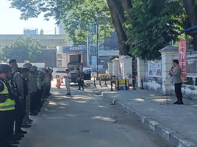 Plh Kabag Ops Polrestabes Medan/Kasat Binmas AKBP Marudut Hutabarat memberikan pengarahan terhadap personel yang akan melaksanakan KRYD di Lapangan Merdeka, Sabtu (15/7/2023). (Dok/Polrestabes Medan)