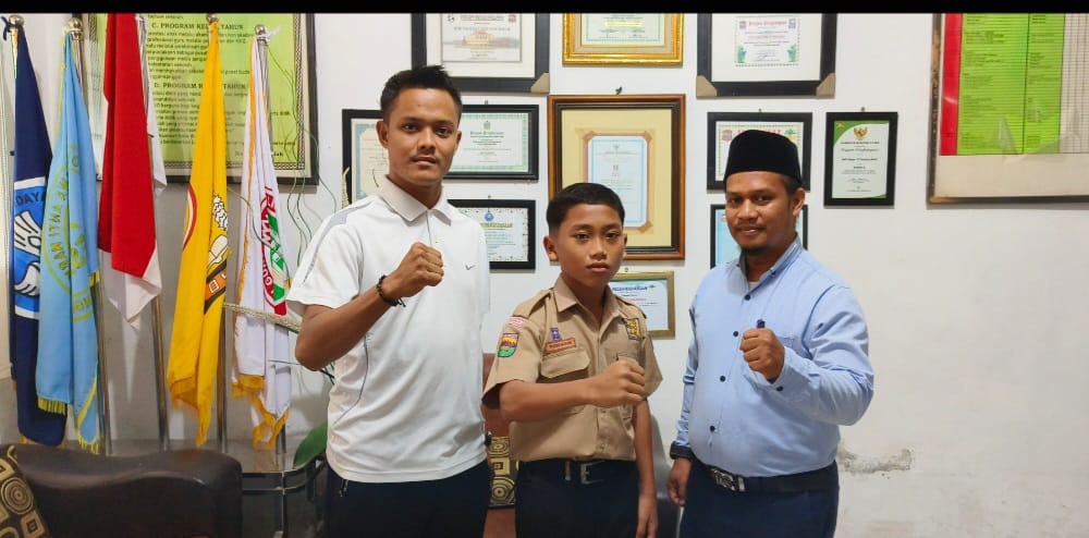 Kepala Sekolah SMPN 5 Muhammad Prana Adithya didampingi guru pendamping berfoto bersama Muhammad Rafa Galingging di Ruang Kerja SMPN 5 Tanjungbalai, Jumat (14/7/2023).