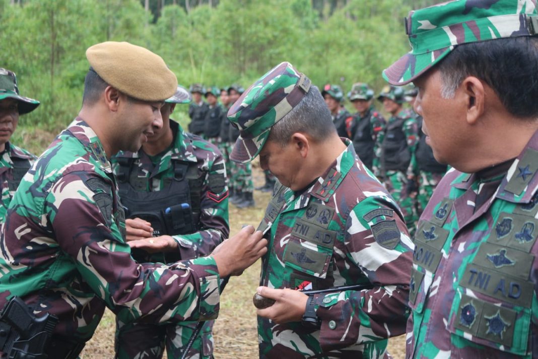 Pangdam I/BB Mayjen TNI A Daniel Chardin SE MSi menerima brevet kehormatan penembak meriam pada acara puncak latihan Latbakjatratnis Yonarmed 2/KS di daerah latihan Tanjung Dolok, Kabupaten Simalungun, Jumat (14/7/2023). (Dok/Kodim 0207/Simalungun)