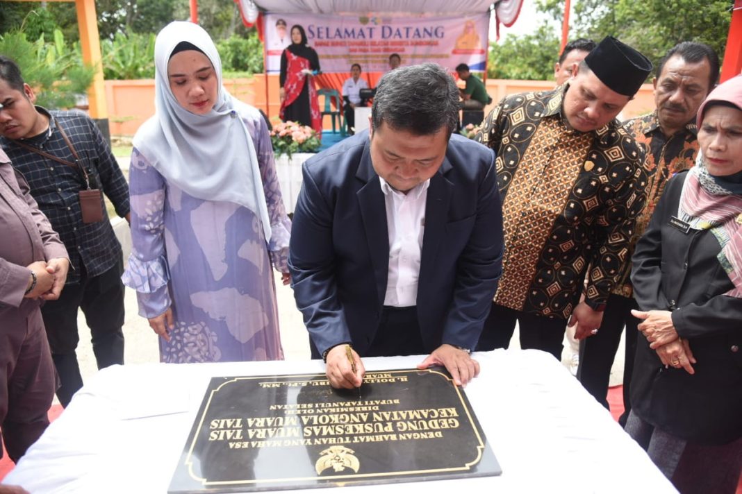 Bupati Tapsel Dolly Pasaribu sedang menandatangani prasasti peresmian UPT Angkola Muaratais, Sabtu (15/7/2023). (Dok/Kominfo Tapsel)