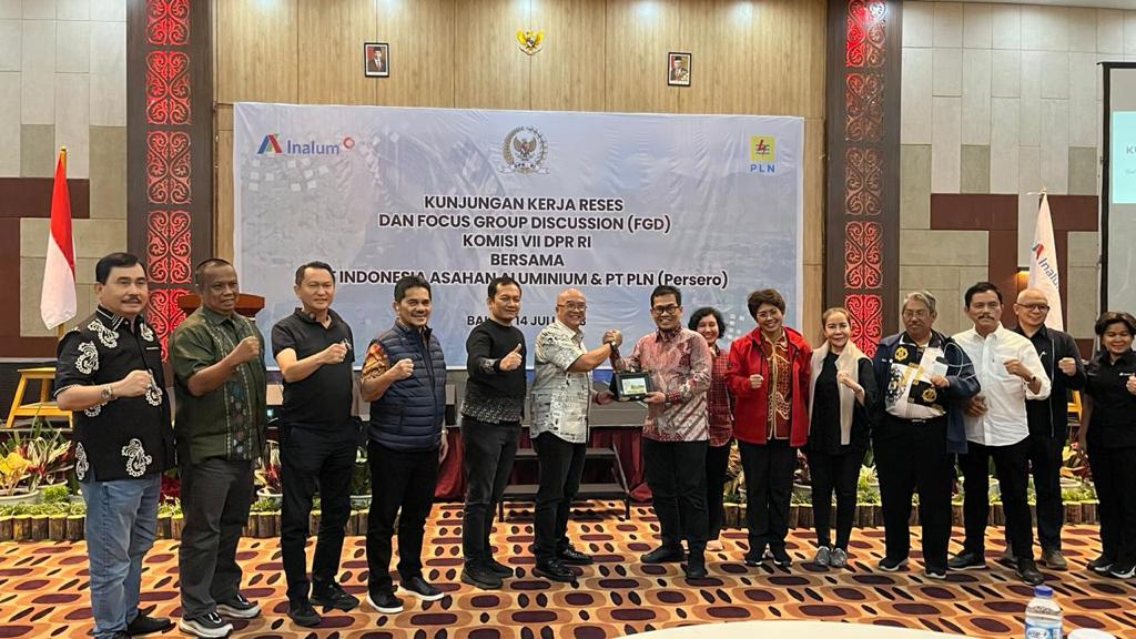 Anggota Komisi VII DPR RI melakukan reses ke Provinsi Sumut, yang berlangsung pada 14-16 Juli 2023. Wakil rakyat tersebut bersama petinggi PLN saling tukar cendramata di Asahan. (Dok/PLN)