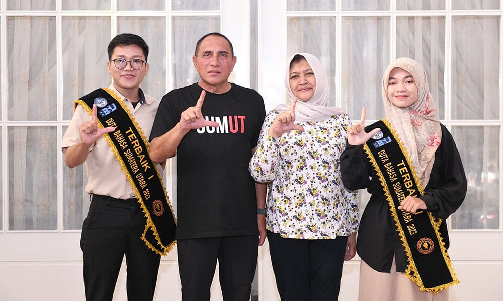 Gubernur Sumut Edy Rahmayadi didampingi Ketua TP PKK Sumut Nawal Lubis saat menerima audiensi finalis Duta Bahasa Sumut di Hall Rumah Dinas Gubernur Sumut, Jalan Jenderal Sudirman, Nomor 41 Medan, Sabtu (15/7/2023). (Dok/Kominfo Sumut)