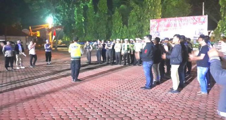 Personel Polres Langkat dan Polsek jajaran menggelar apel tanda dimulainya patroli nonstop di Lapangan Jananuraga Mapolres Langkat, Sabtu (16/7/2023) malam. (Dok/Humas Polres Langkat)