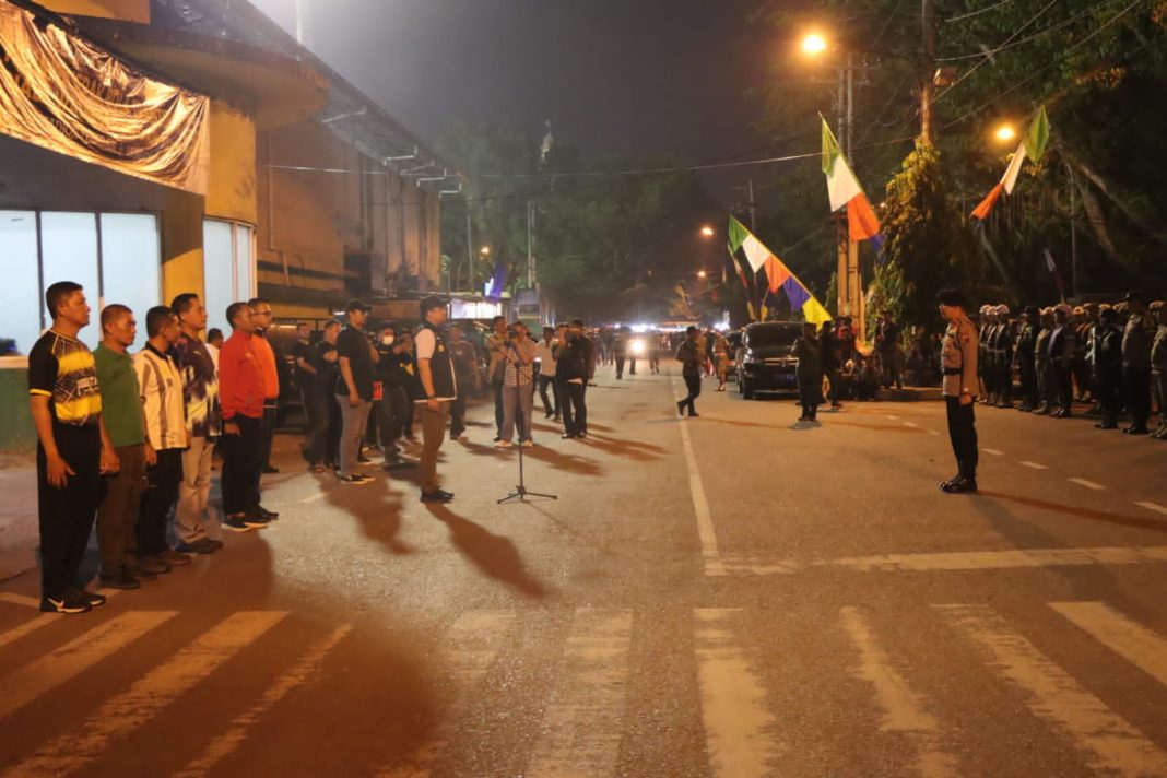 Wali Kota Medan Bobby Nasution memimpin apel patroli 'anti begal' di Stadion Teladan Medan, Minggu (16/7/2023) malam. (Dok/Polrestabes Medan)