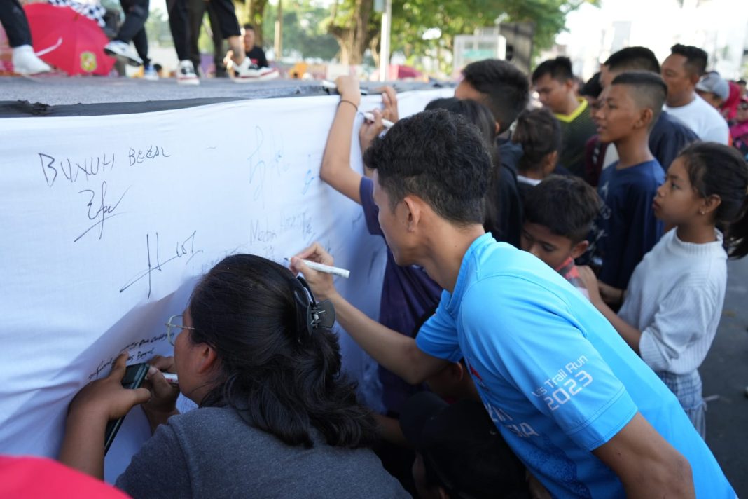 Sejumlah kelompok masyarakat yang ramai menandatangani petisi Dukungan Berantas Begal di Kota Medan dalam kegiatan CFD yang digelar di seputaran Lapangan Merdeka Medan, Minggu (16/7/2023) pagi. (Dok/Kominfo Medan)