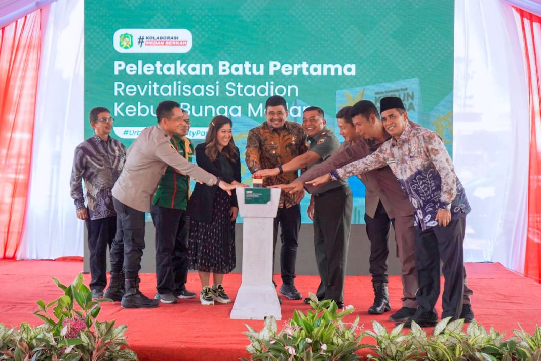 Peletakan batu pertama revitalisasi Stadion Kebun Bunga yang dilakukan Wali Kota Medan Bobby Nasution dam lainnya beberapa waktu yang lalu. (Dok/Kominfo Medan)