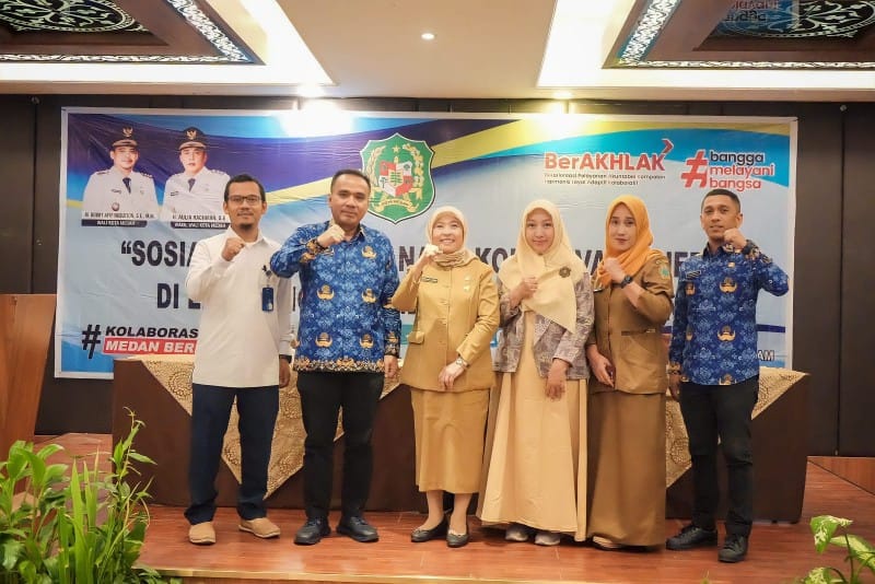 Staf Ahli Wali Kota, Bidang Ekonomi, Keuangan, dan Pembangunan, Emilia Lubis foto bersama dengan lainnya usai pembukaan sosialisasi pelaksanaan konservasi energi di Lingkungan Pemerintah Kota Medan di Hotel LePolonia, Senin (17/7/2023). (Dok/Kominfo Medan)