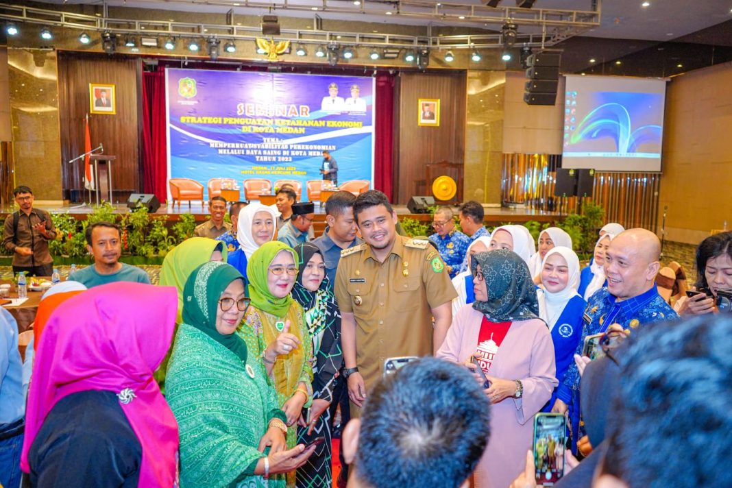 Wali Kota Medan Bobby Nasution foto bersama dengan lainnya usai membuka Seminar Strategi Penguatan Ketahanan Ekonomi di Kota Medan yang berlangsung di Grand Mercure Hotel, Jalan Sutomo Medan, Senin (17/7/2023). (Dok/Kominfo Medan)