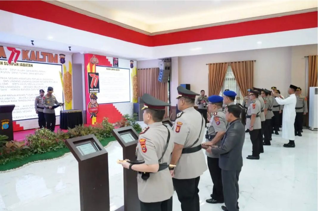 Kapolda Kaltim Irjen Pol Drs Imam Sugianto MSi memimpin langsung upacara sertijab yang dilaksanakan di Gedung Mahakam Polda Kaltim, Senin (17/7/2023).