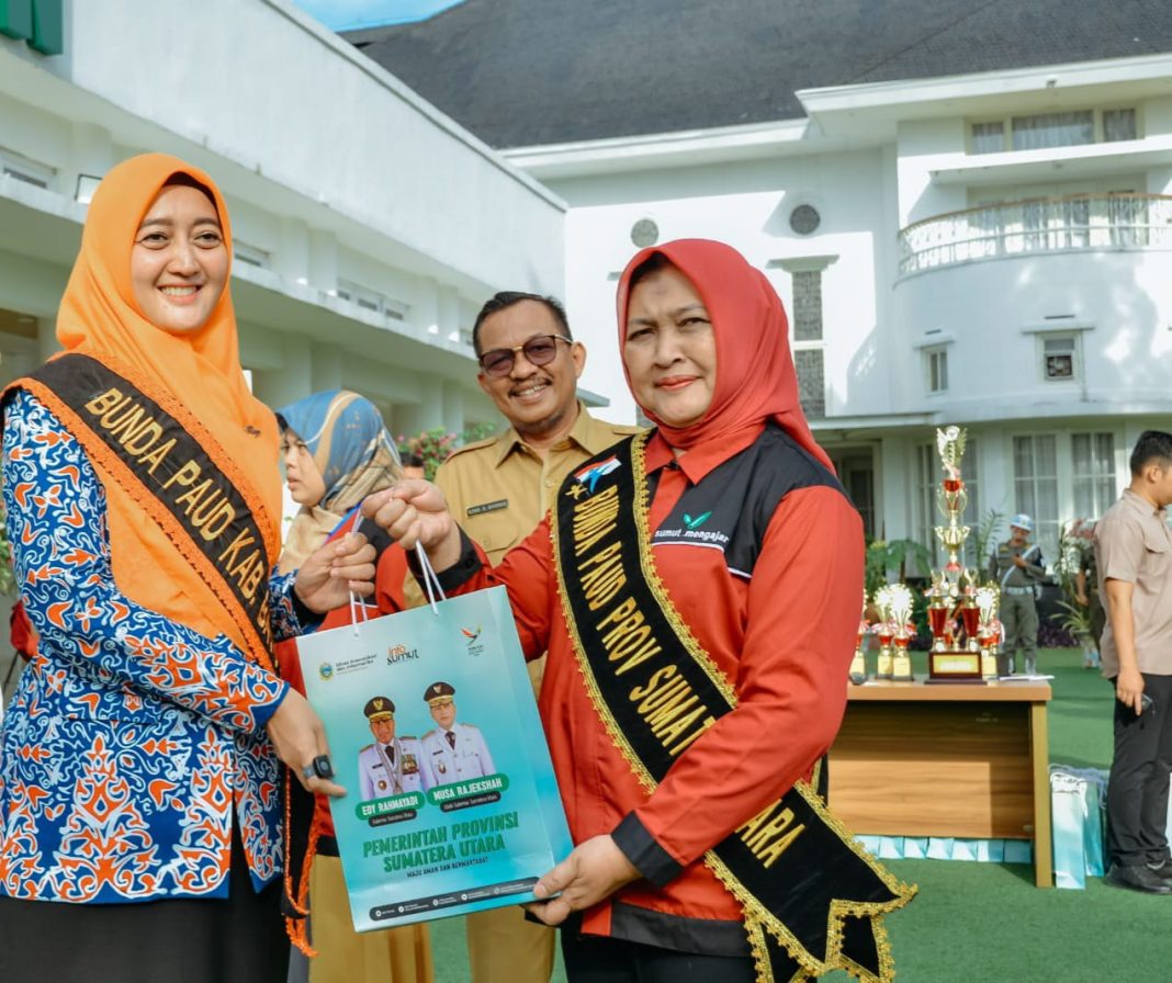 Ketua GPMB sekaligus Bunda PAUD Provinsi Sumut Nawal Lubis menyerahkan secara simbolis tablet kepada Bunda PAUD Kabupaten Batubara Maya Indriasari Zahir sebagai upaya percepatan digitalisasi masyarakat Sumut di Aula Tengku Rizal Nurdin, Senin (17/7/2023). (Dok/Kominfo Sumut)