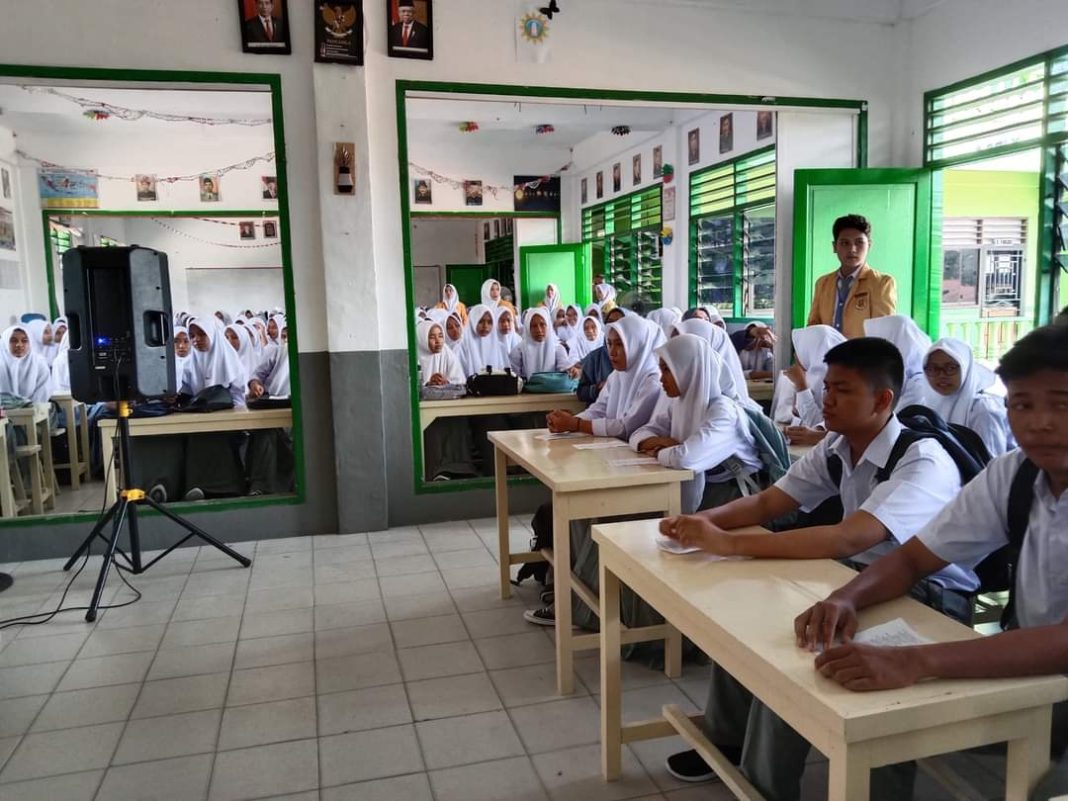 Siswa baru SMA Muhammadiyah 9 Kualuh Hulu, Kabupaten Labura, mengikuti rangkaian kegiatan Fortasi di sekolah itu, Senin (17/7/2023).