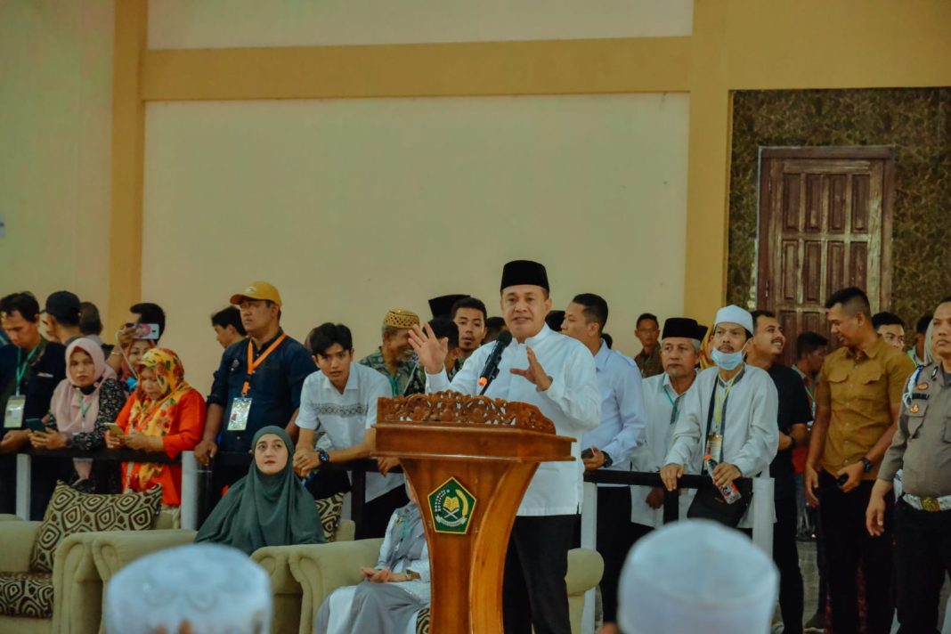 Bupati Batubara Ir H Zahir bersama Wakil Bupati Oky Iqbal Frima dan Ketua TP PKK Batubara Ny Hj Maya Indriasari Zahir menyambut dengan penuh gembira dan hangat kepulangan jamaah haji asal Kabupaten Batubara Kloter 13 di Aula Madinah, Komplek Asrama Haji, Medan, Senin (17/7/2023). (Dok/Kominfo Batubara)