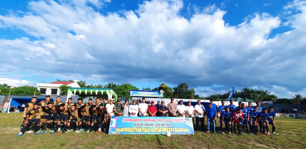 Plt Bupati Padanglawas drg H Ahmad Zarnawi Pasaribu (AZP) CHt MM MSi MH foto bersama dalam pembukaan Turnamen Sepakbola Achyar 999 Cup 1.