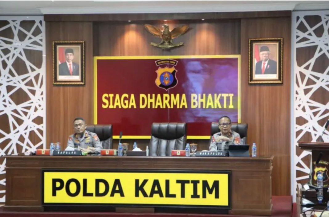 Kapolda Kaltim Irjen Pol Drs Imam Sugianto MSi memimpin Anev Mingguan di Ruang Rupatama Polda Kaltim, Selasa (18/7/2023).