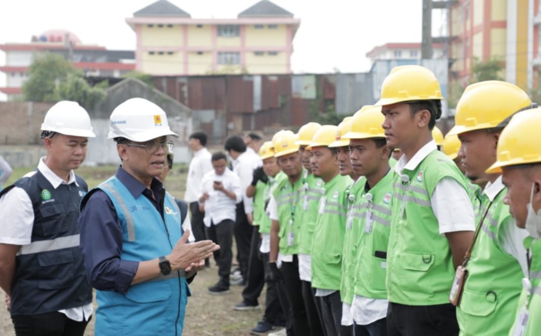 GM PLN UID Sumut Awaluddin Hafid memberikan pengarahan kepada petugas dalam menjalankan program implementasi AMI, Selasa (18/7/2023). (Dok/PLN)