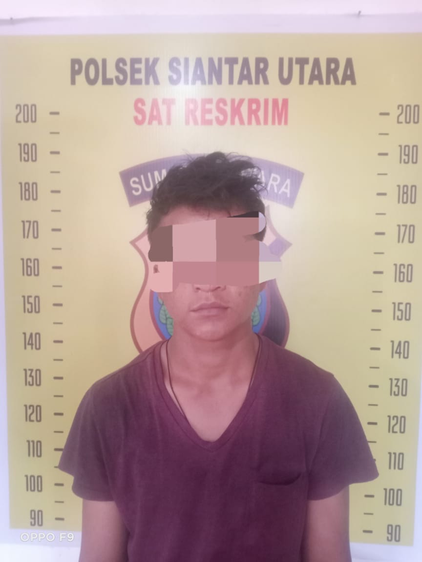 Pelaku pencurian inisial PH saat diamankan di Polsek Siantar Utara, Minggu (16/7/2023). (Dok/Humas Polres Pematangsiantar)