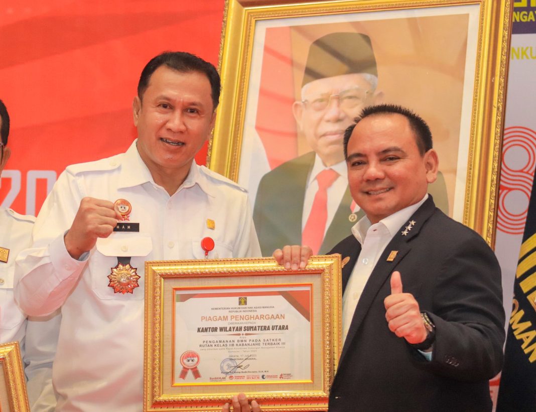 Sekjen Kemenkumham RI Andap Budhi Revianto memberikan piagam penghargaan terbaik ke 3 pengamanan BMN Rutan Klas II Kabanjahe yang diterima Kakanwil Kemenkumham Sumut, Imam Suyudi, di Jakarta, Senin (17/7/2023). (Dok/Rutan Kabanjahe)