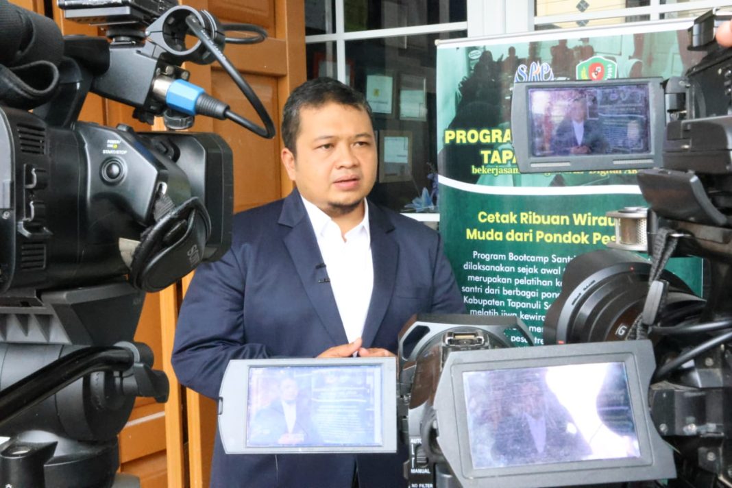 Bupati Tapsel Dolly Pasaribu dalam acara wawancara dengan berbagai media di tempatpklmedan.com Kota Medan (Sumut), Senin (17/7/2023). (Dok/Kominfo Tapsel)