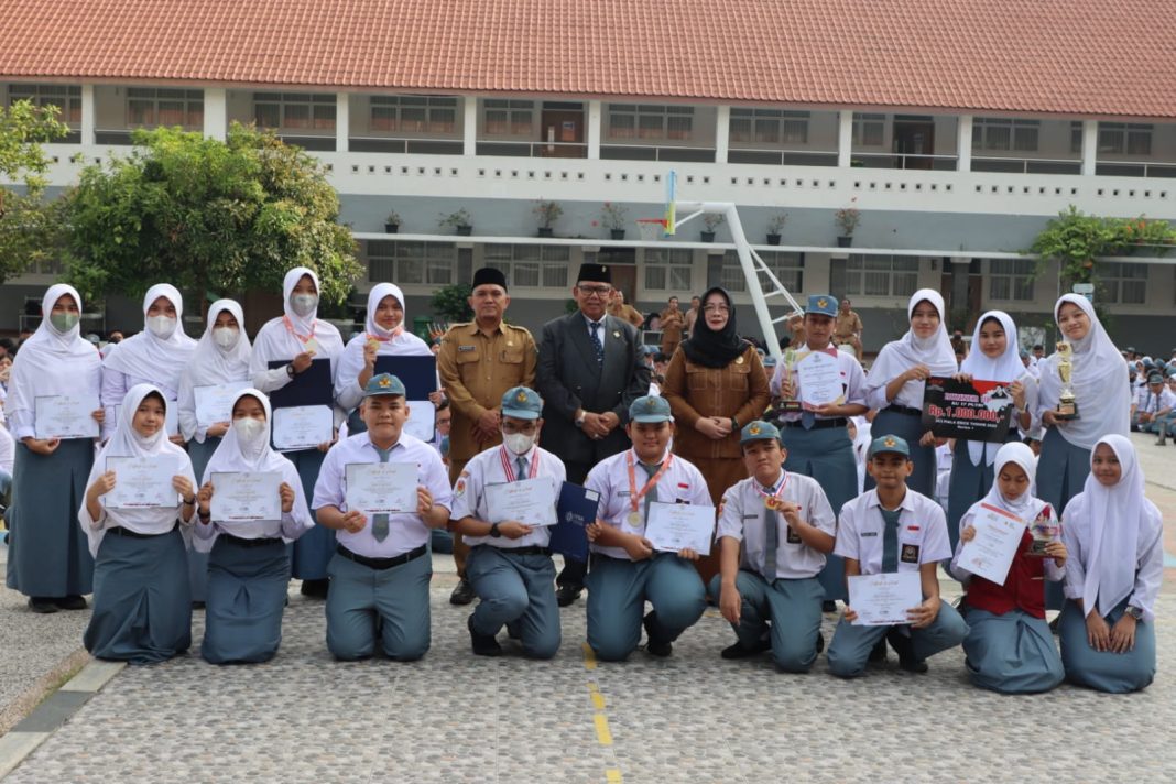 Ketua DPRD Sumut Drs Baskami Ginting foto bersama dengan siswa/siswi dan Kepala Sekolah SMA Negeri 1 Medan Elfi Sahara, Wakil Kepala Sekolah Sudirman Sormin dan para dewan guru saat berkunjung ke sekolah tersebut, Senin (17/7/2023).