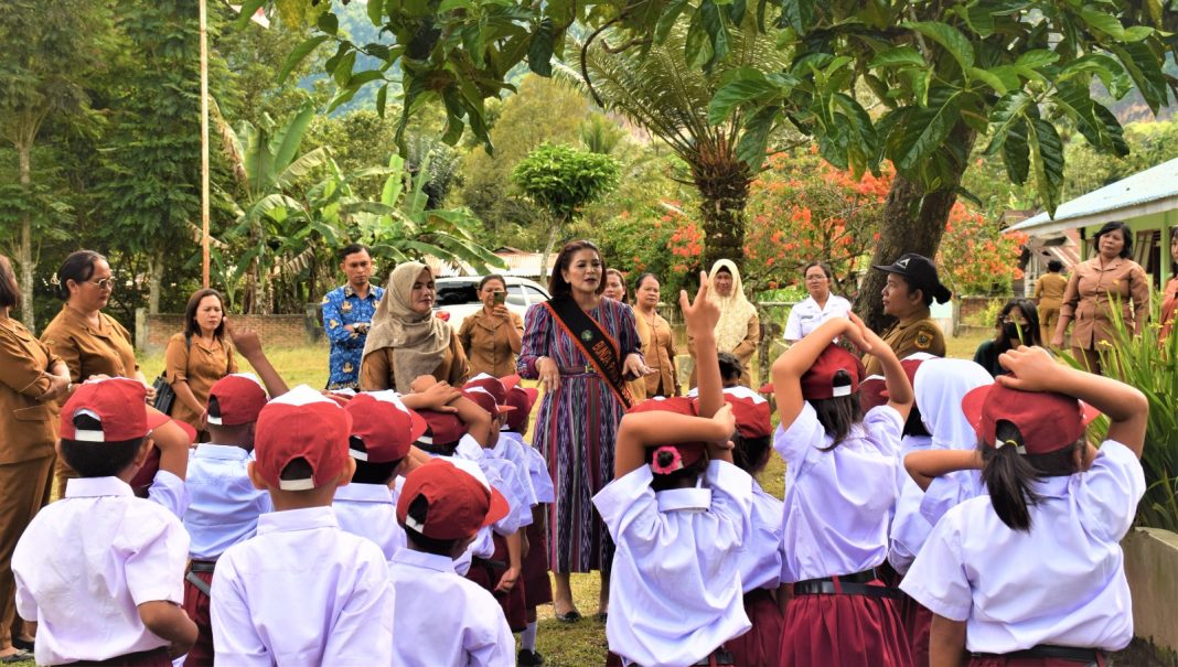 Bunda PAUD Kabupaten Dairi Romy Mariani Simarmata monitoring memastikan program transisi PAUD ke SD berjalan dengan baik, Senin (17/7/2023). (Dok/Kominfo Dairi)