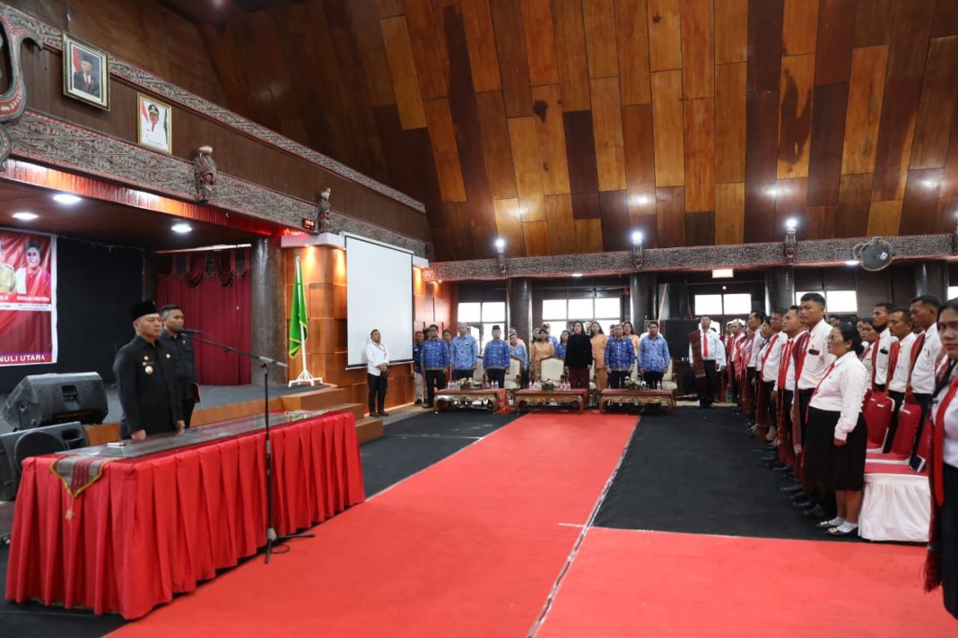 Sebanyak 828 guru yang berstatus PPPK formasi tahun 2022 di Kabupaten Taput dilantik sebelum menerima SK pengangkatan dari Bupati Taput di Sopo Partungkoan, Tarutung, Senin, (17/7/2023). (Dok/Kominfo Taput)