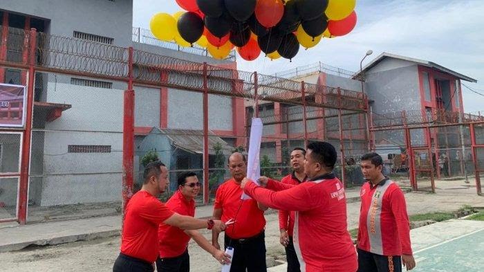 Kalapas Narkotika Kelas IIA Langkat Alexander Lisman Putra (kanan) melepaskan balon sebagai tanda dibukanya Pekan Olahraga Semarakkan Hari Dharma Karya Dhika ke-78 Tahun 2023 di Lapas Narkotika Kelas IIA Langkat, Selasa (18/7/2023).