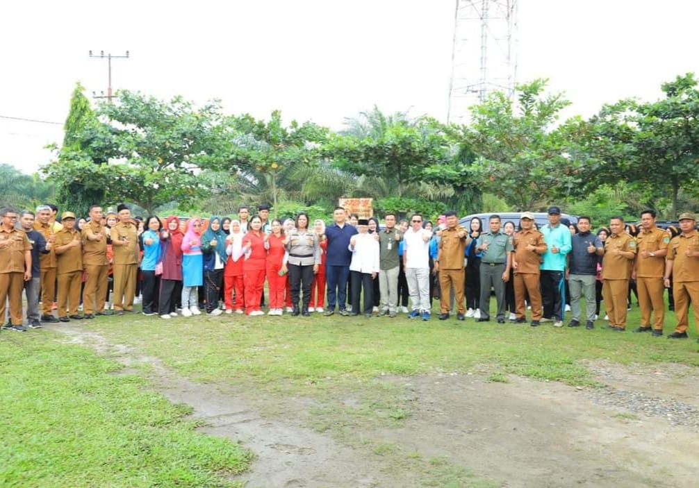 Bupati Labura Hendri Yanto Sitorus dan lainnya foto bersama sejumlah peserta senam ahoy pada pembukaan perlombaan senam ahoy yang digelar Pemerintah Kecamatan Kualuh Hulu di lapangan kantor camat itu, Selasa (18/7/2023).(Dok/Dinas Kominfo Labura)