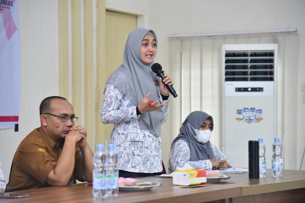 Ny Hj Maya Indriasari Zahir melakukan sosialisasi dan penanganan kanker di Kabupaten Batubara yang digelar di aula Kantor Dinas Kesehatan Pengendalian Penduduk dan Keluarga Berencana Kabupaten Batubara, Kelurahan Lima Puluh Kota, Kecamatan Lima Puluh, Selasa (18/7/2023). (Dok/Kominfo Batubara)