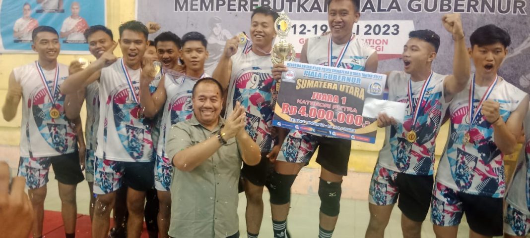 Kadispora Sumut Baharuddin Siagian mewakili Gubernur Sumut foto bersama tim Dispora Binjai, di Gor Asber Nasution Jalan Gunung Lauser, Kelurahan Tanjung Marulak, Kecamatan Rambutan, Rabu (19/7/2023).