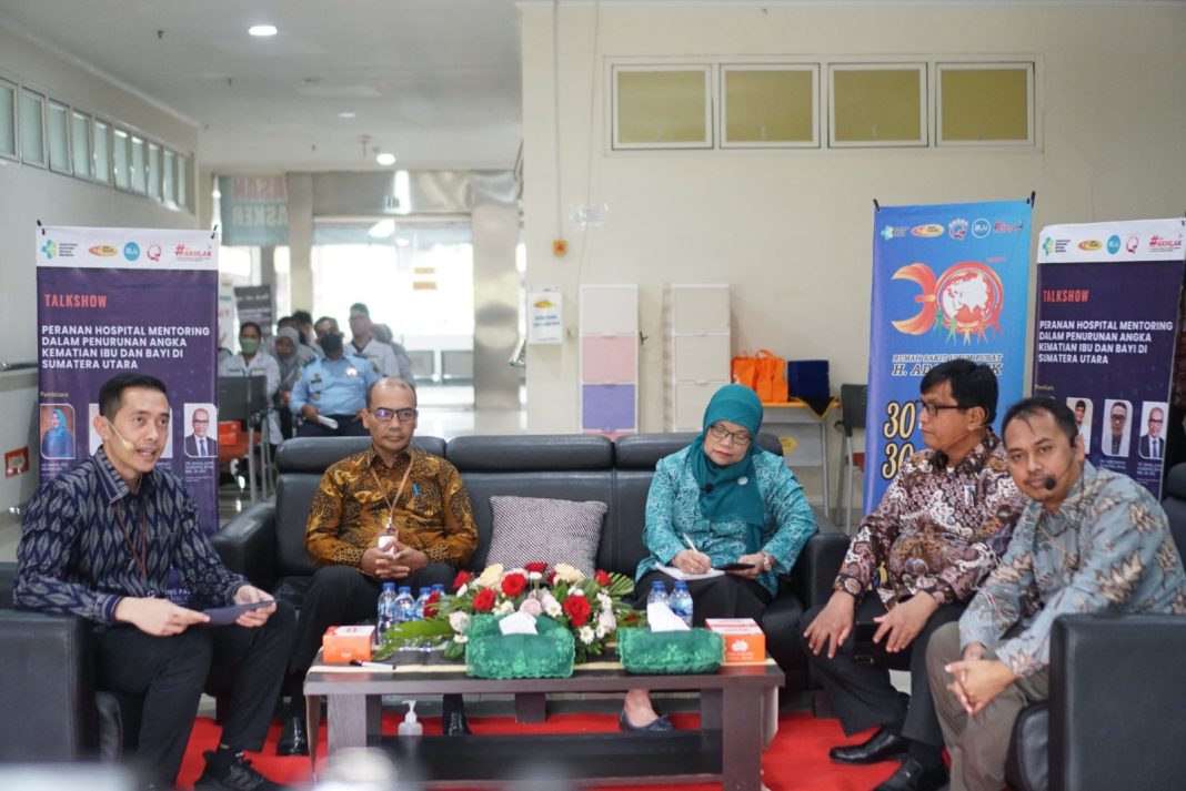 Direktur Utama RSUP HAM dr Zainal Safri MKed (PD) SpPD-KKV SpJP (K) (batik coklat) tampak hadir di Talkshow HUT ke 30 RSUP H Adam Malik yang digelar di Gedung Paviliun RSUP H Adam Malik, Selasa (18/7/2023). (Dok/RSUP H Adam Malik)