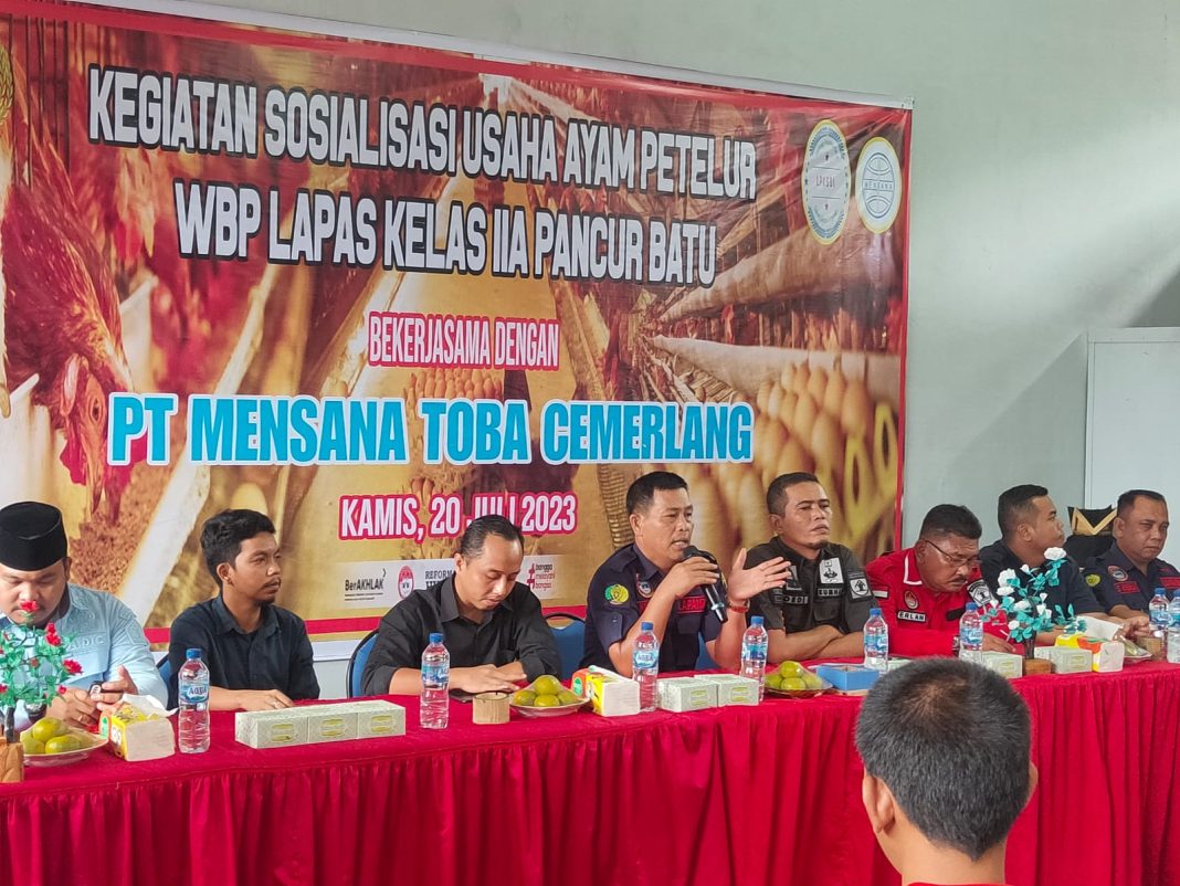 Kepala Lapas Kelas IIA Pancurbatu Haposan Silalahi AmdIP SSos memberikan kata sambutan saat menggelar pelatihan kemandirian kepada WBP di Ruangan Bimker Lapas Kelas IIA Pancurbatu, Kamis (20/7/2023). (Dok/Humas Lapas Pancurbatu)